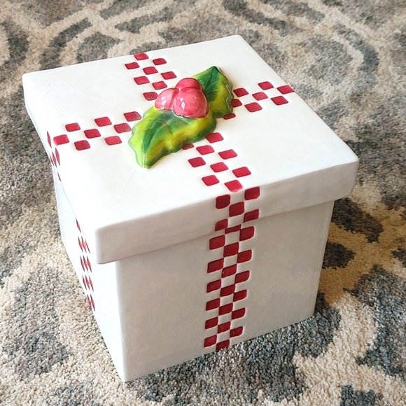 Handcrafted for Bath & Bodyworks Holiday Edition 1997 Ceramic Package Cookie Jar - Picture 1 of 11